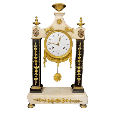 Reloj de péndulo Portique de mármol negro, blanco y bronce estilo Directorio Bucarest Art & Antiques