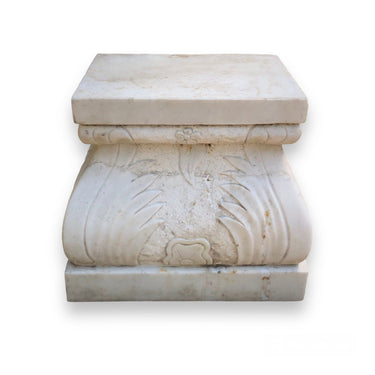 Base de mármol con diseño clásico | Bucarest Art Gallery Bucarest Art & Antiques
