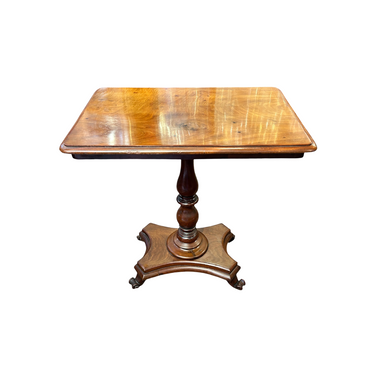 Foto de presentación mejorada — Mesa lateral en madera de nogal jaspeada con base de madera torneada