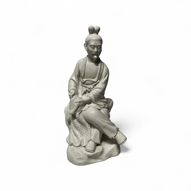 Foto de presentación mejorada — Figura de porcelana blanc de chine 'Inmortal taoísta sentado sobre roca'