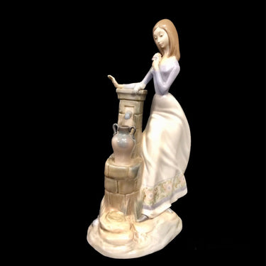 Figura de porcelana estilo Lladro ‘Joven y fuente de agua’ | Bucarest Art Gallery Bucarest Art & Antiques