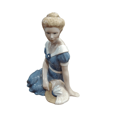 Figura de porcelana 'mujer con sombrero recostada' Bucarest Art & Antiques