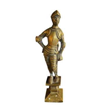 Figura francesa bronce caballero medieval pose relajada Bucarest Art & Antiques