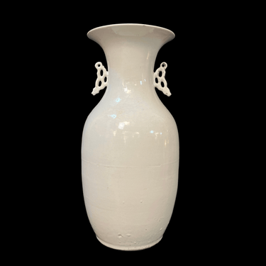 Jarrón de porcelana blanc de chine asas caladas Bucarest Art & Antiques