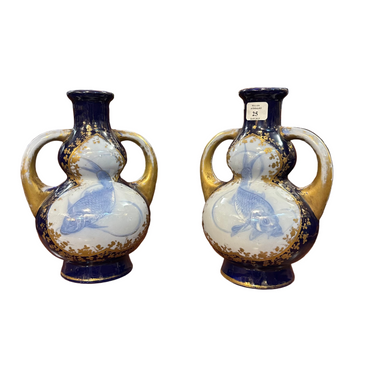 Par de jarrones chiquitos de porcelana francesa Koi y dorado Bucarest Art & Antiques