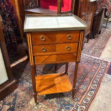 Mesa de apoyo Luis XVI galería de bronce y mármol tres cajones Bucarest Art & Antiques