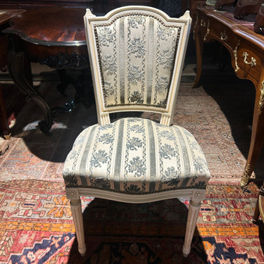 Silla francesa tapiz terciopelo franjas y patina blanca estilo Luis XVI