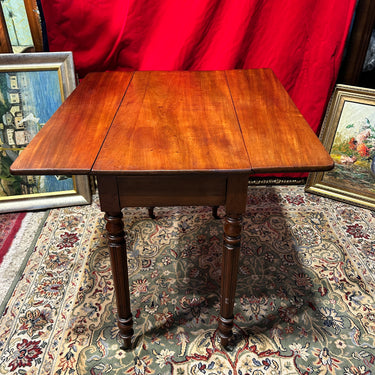 Mesa sofatable inglesa en madera de caoba y patas torneadas