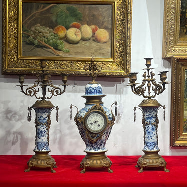 Guarnición de chimenea Delft con reloj y candelabros de porcelana pintada a mano y bronce s.XIX