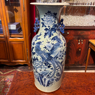 Jarrón chino de porcelana azul y blanco 'Ave fenix y peonias'
