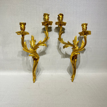Par apliques franceses en bronce ormolú de dos luces estilo rococó