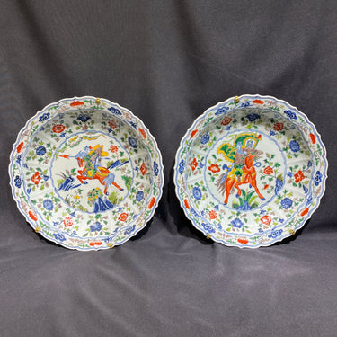 Pareja de platos de porcelana china pintados a mano estilo wucai con ilustraciones militares