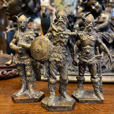 Tres estatuillas de guerreros vikingos de bronce principios s.XX