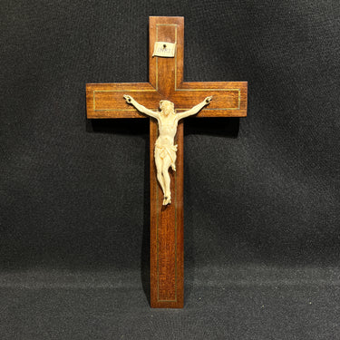 Crucifijo de madera caoba y marfil circa 1930