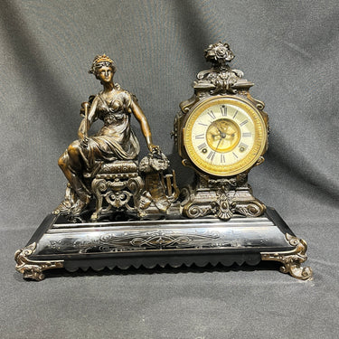Reloj de mesa decorativo en peltre y bronce estilo Imperio fábrica Ansonia New York 1881