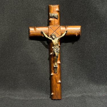 Crucifijo de madera con Cristo de estaño mitad s.XX