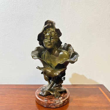 Busto de bronce 'Femme fleur' o 'Mujer flor' patina verde olivo y mármol firma de Henri Godet
