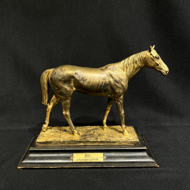 Estatuilla de caballo en bronce dorado con base de madera