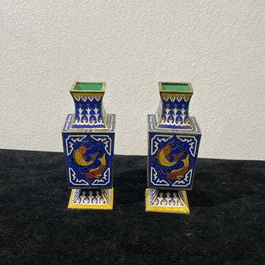 Pareja pequeños jarrones de bronce esmalte cloisonné azul con peces koi s.XX