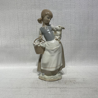 Figura de porcelana Lladró 'Niña con cordero y cesta'