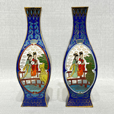 Pareja de violeteros chinos cloissoné miniatura 'Escenas con geishas'