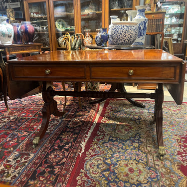 Mesa inglesa con alas laterales estilo Regencia, madera caoba rubia y bronce