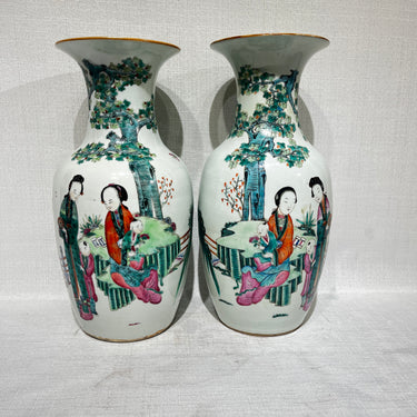 Par de jarrones de porcelana china famille vert 'Escenas familiares' s.XX