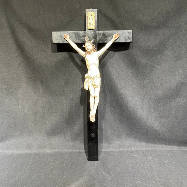 Crucifijo de madera con Cristo en marfil plata y terminaciones en pan de oro fines s.XIX