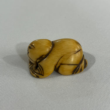 Netsuke de hueso Monje en posición de oración