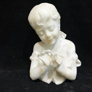 Busto de mármol 'Niña jugando con sus manos' firmada P.E Fiachy