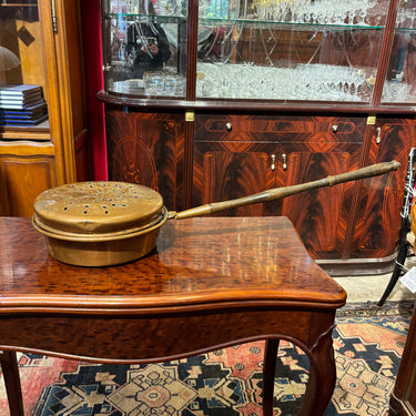 Calentador de cama francés de bronce con mango de madera s.XIX