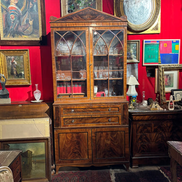 Cabinet secretaire inglés en caoba y raíz de caoba estilo Neogótico principio s.XX
