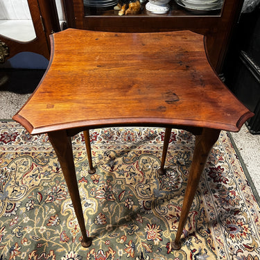 Pequeña mesa de centro en madera estilo inglés