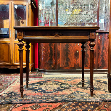 Mesa arrimo abatible de madera y raíz de nogal  estilo Luis XVI principio s.XX