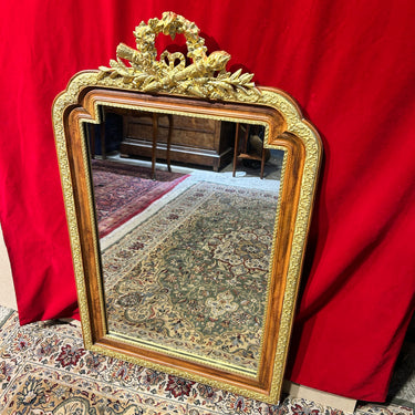 Espejo francés en madera y estuco dorado, decoración trofeos y guirnaldas estilo Luis XVI