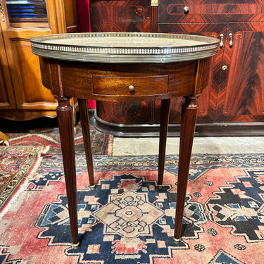 Mesa auxiliar francesa estilo Luis XVI con cubierta de mármol