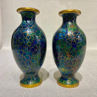 Par de pequeños jarrones chinos de bronce esmalte cloisonné azul y verde diseño floral