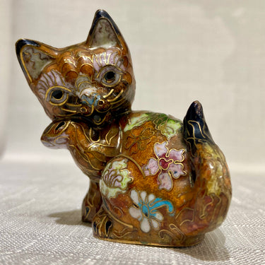 Pequeña figura de gato chino en esmalte cloisonne naranjo con diseño floral años 60