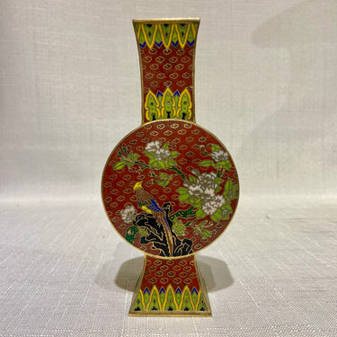 Pequeño jarrón chino cloissone en bronce esmaltado rojo y diseño de pájaro y vegetación años 60