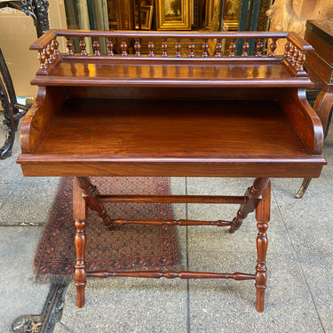Mesa de apoyo y bandeja en palorosa maciza con baranda y patas de madera torneada origen pakistaní