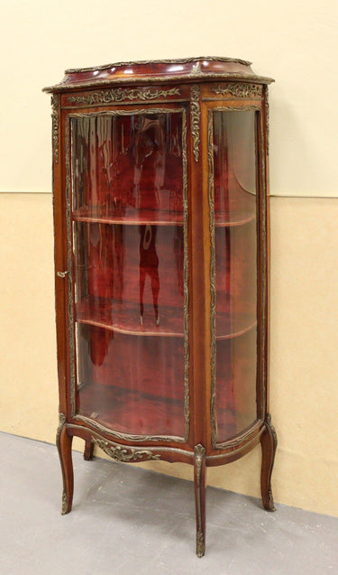 Vitrina serpetine francesa estilo Luis XV circa 1940s.