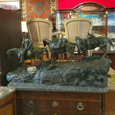 Escultura bronce R. Clark 'Vaquero y caballos cruzando la montaña' Bucarest Art & Antiques