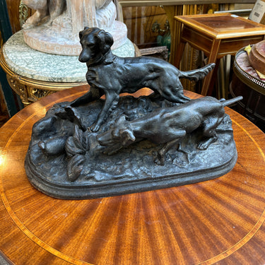 Escultura francesa de fierro fundido perros cazando una codorniz Bucarest Art & Antiques