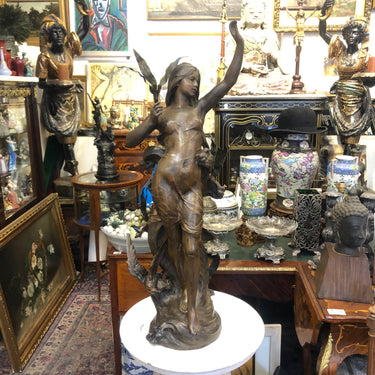 Escultura francesa de peltre ‘mujer y ave’ Bucarest Art & Antiques