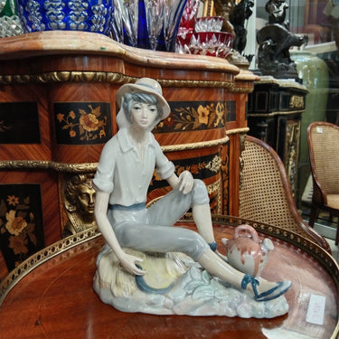 Figura de porcelana Casades 'Mujer sentada sobre trigo' | Bucarest Art Gallery Bucarest Art & Antiques