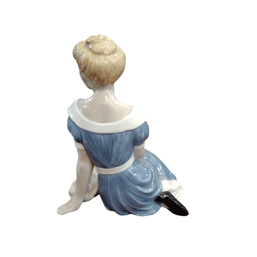 Figura de porcelana 'mujer con sombrero recostada' Bucarest Art & Antiques