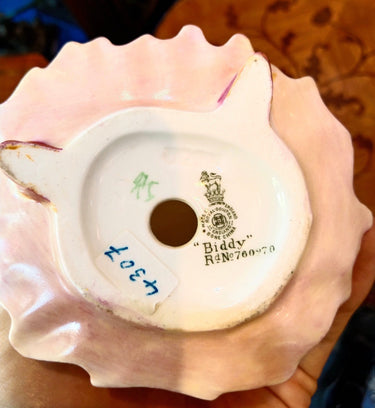 Figura de porcelana Royal Doulton "Biddy" | Bucarest Art Gallery Bucarest Art & Antiques