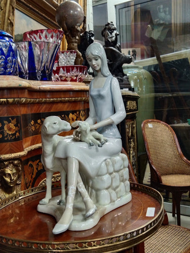 Figura de porcelana Tengra 'Mujer con oveja y cordero' | Bucarest Art Gallery Bucarest Art & Antiques