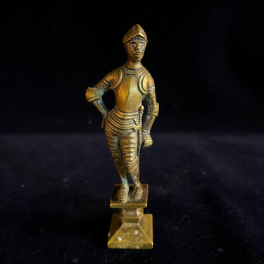 Figura francesa bronce caballero medieval pose relajada Bucarest Art & Antiques