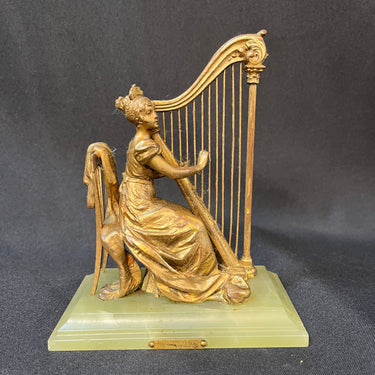 Figura francesa de mujer arpista de bronce con base de alabastro verde 'Improvisación' Bucarest Art & Antiques